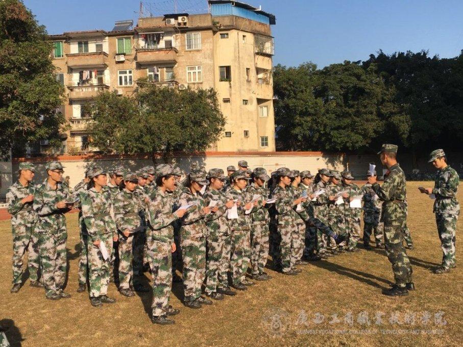 问题：如果你的男/女朋友出差了，你会选择谁？游戏画面